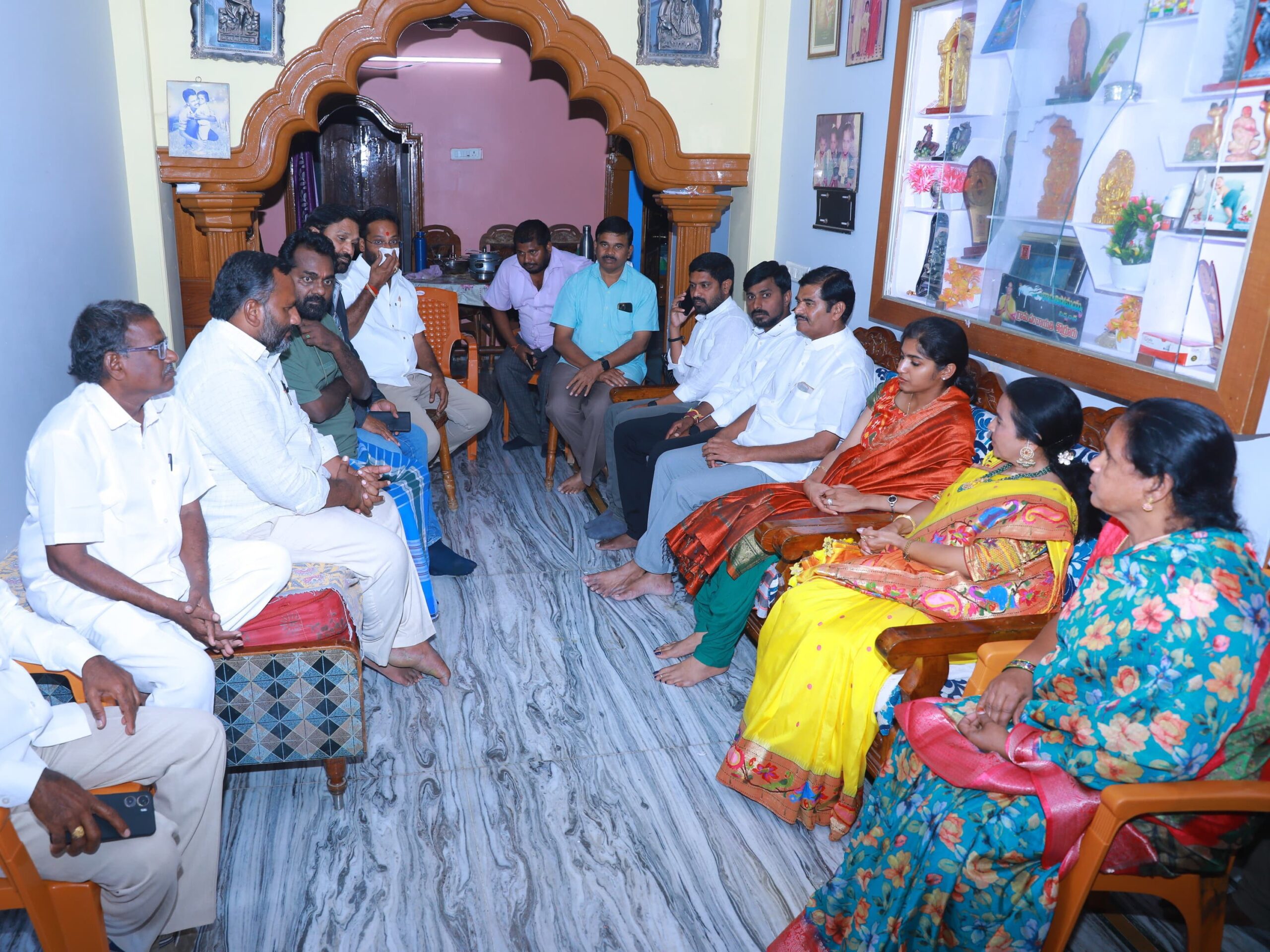 కాంగ్రెస్ సీనియర్ నాయకుడిని పరామర్శించిన ఎమ్మెల్యే