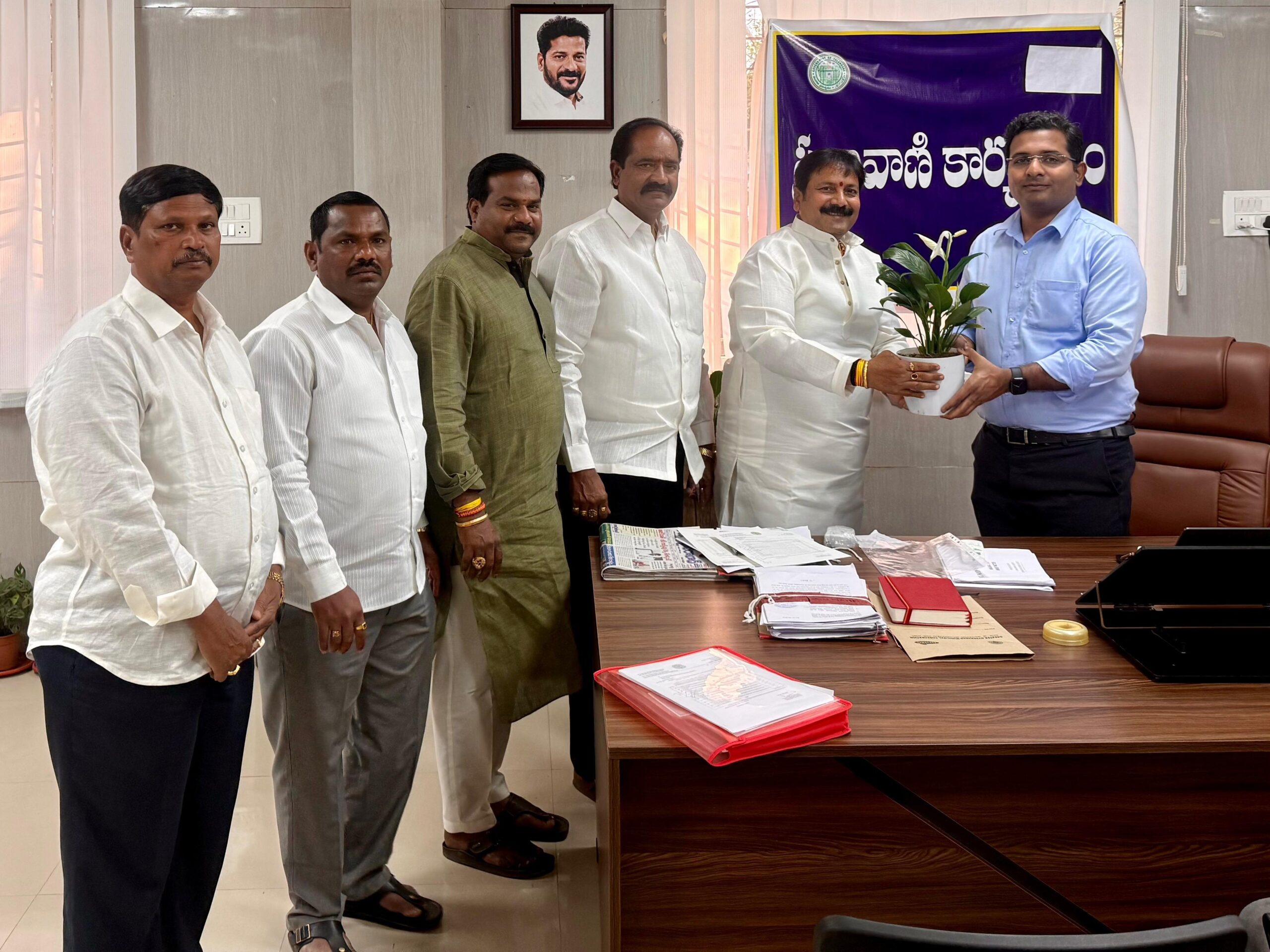 అభివృద్ధి పనులపై జోనల్ కమిషనర్‌కు వినతి