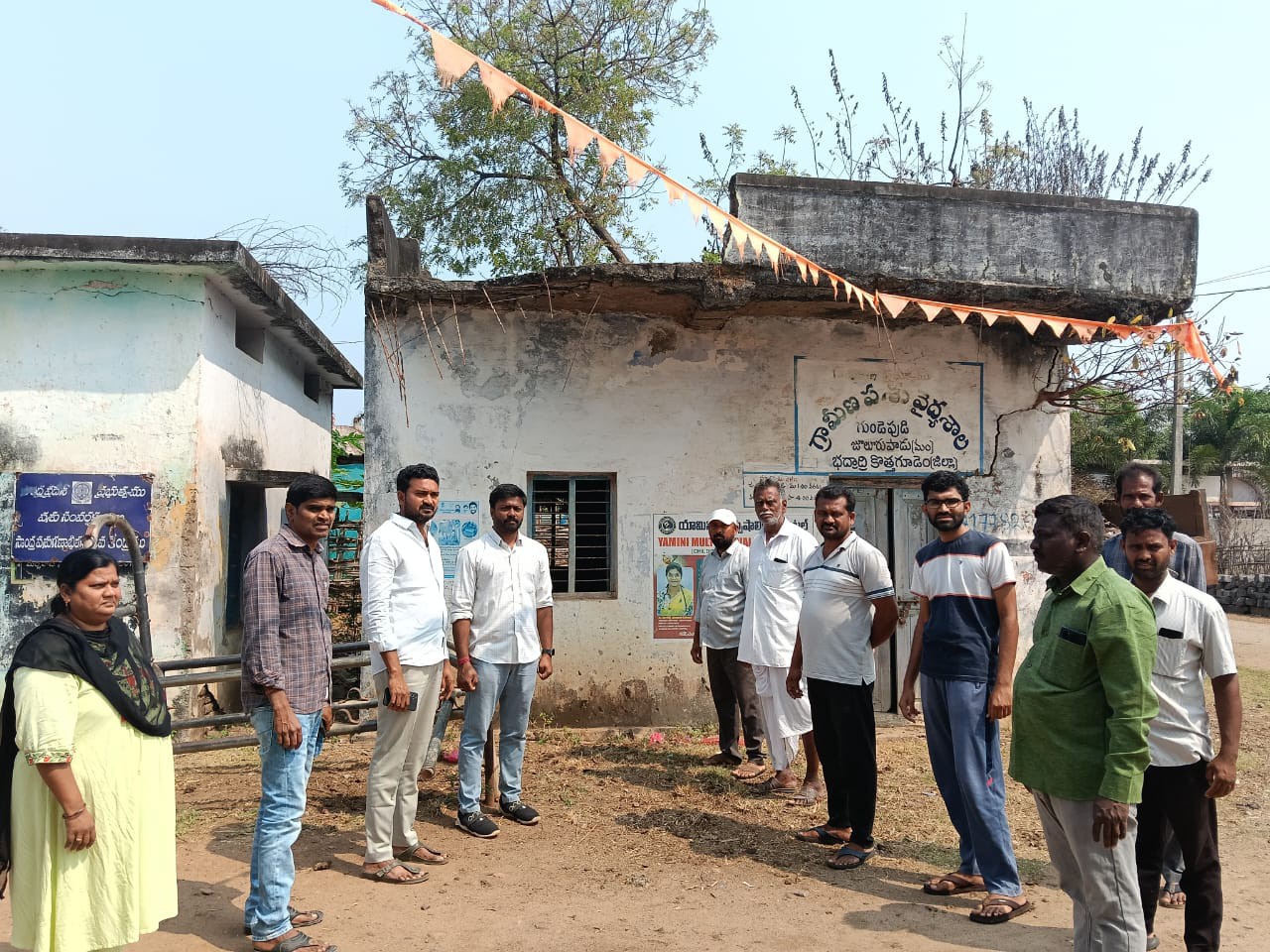 శిథిలావస్థకు చేరుకున్న పశువుల ఆసుపత్రి