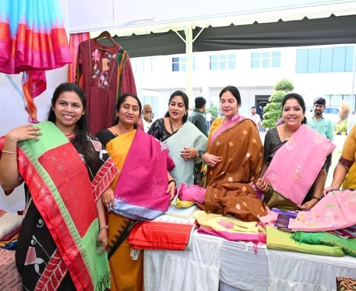 అసెంబ్లీలో చేనేత స్టాళ్లకు భారీ స్పందన