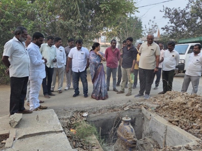 ‘నర్సంపేటలో అభివృద్ధి పనులు వేగవంతం చేయాలి’