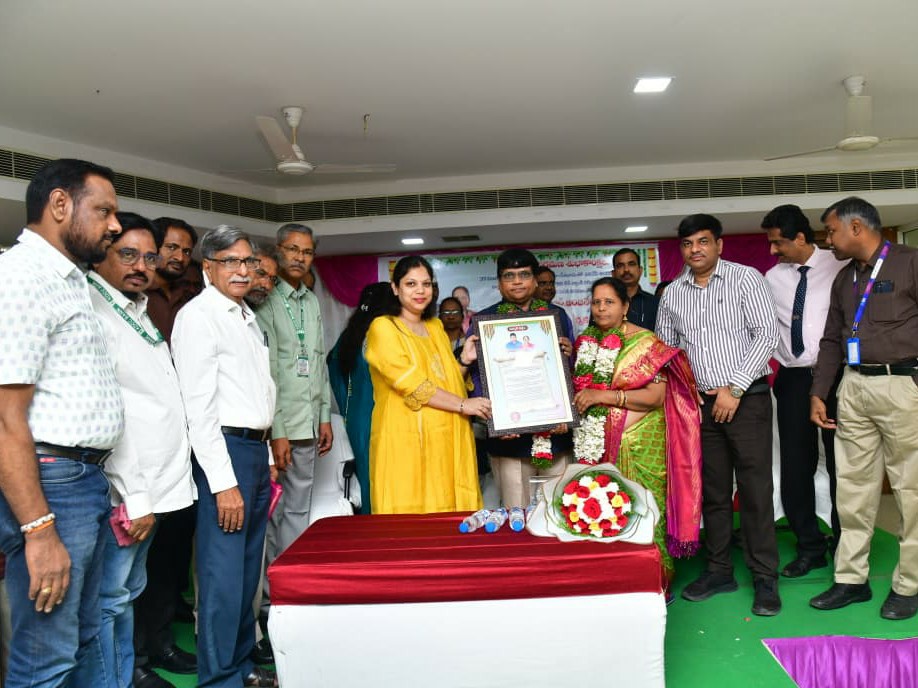 లీడ్ బ్యాంకు మేనేజర్‌కు సన్మానం