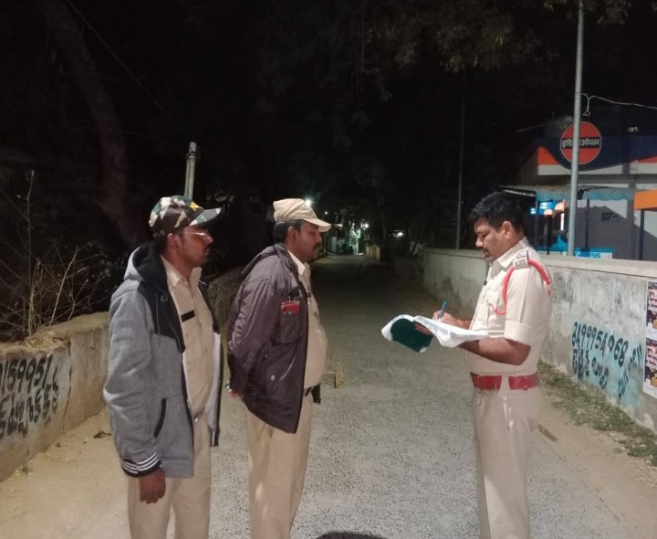 బేస్తవారిపేటలో నైట్ బీట్ నిర్వహించిన ఎస్సై