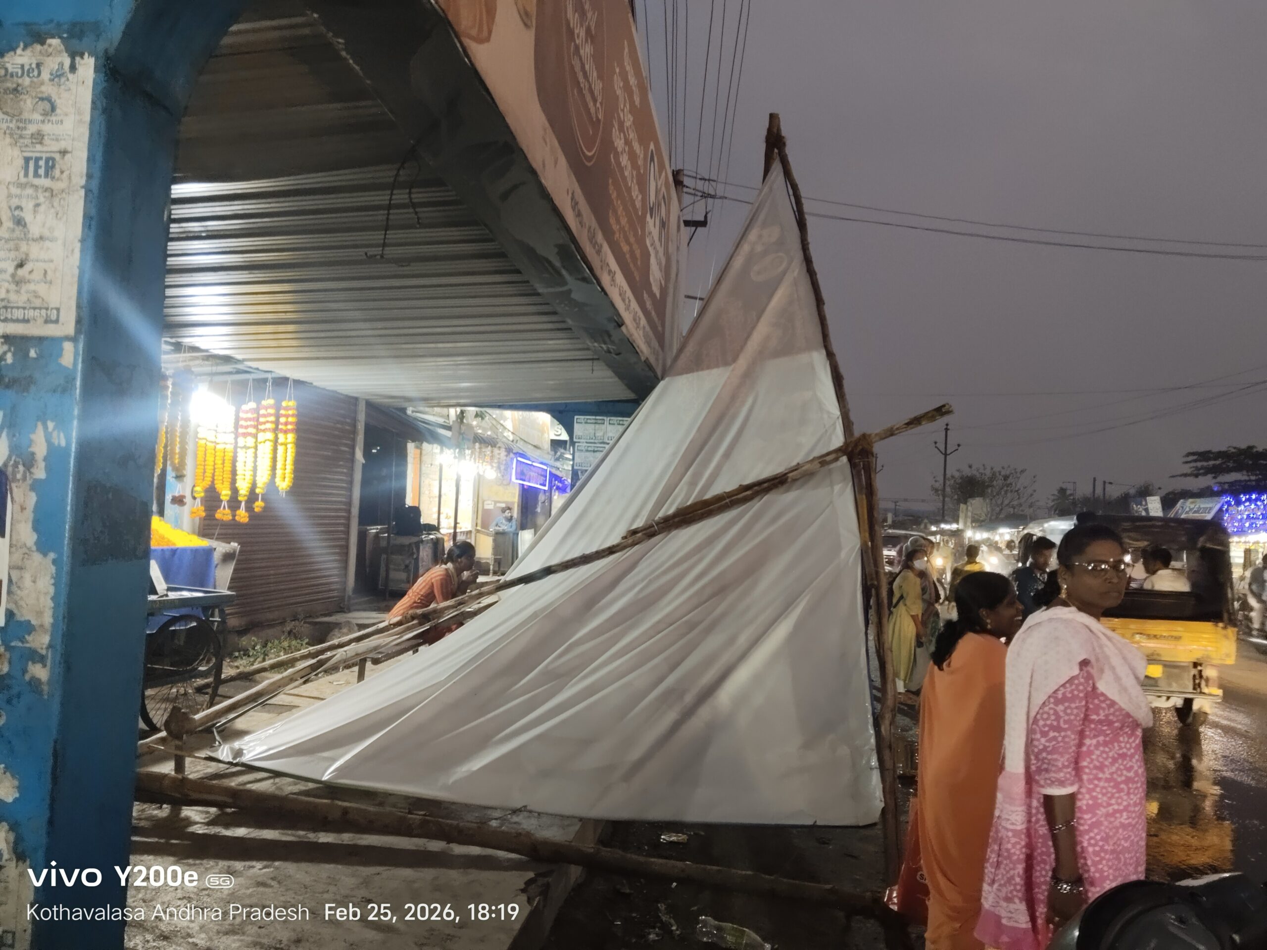 బస్ స్టాప్ అడ్డంగా పడిన ఫ్లెక్సి