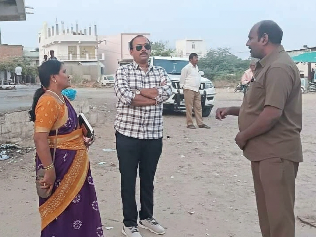 అయిజ బస్టాండ్‌లో అధికారుల తనిఖీ