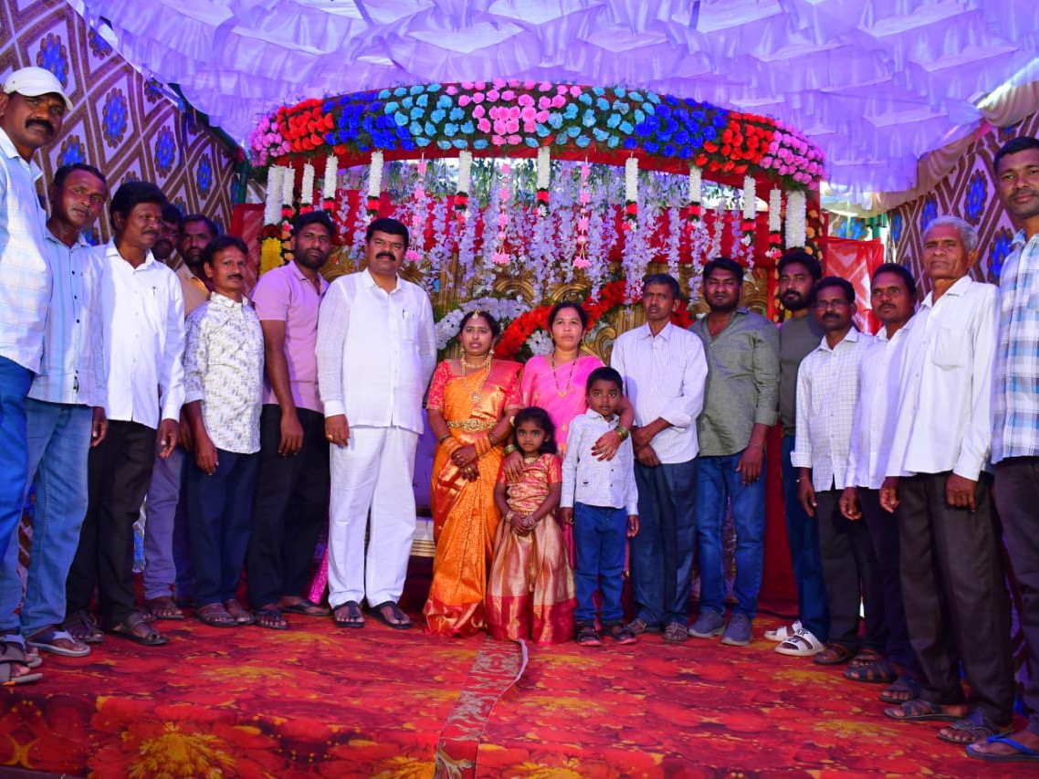 నూతన వధువును ఆశీర్వదించిన ఎమ్మెల్యే