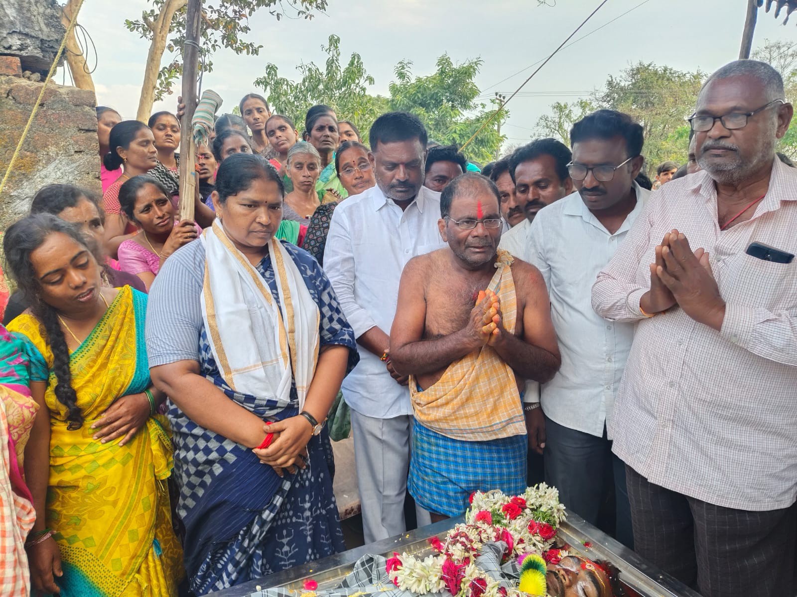 బాధిత కుటుంబాన్ని పరామర్శించిన.. మంత్రి సీతక్క