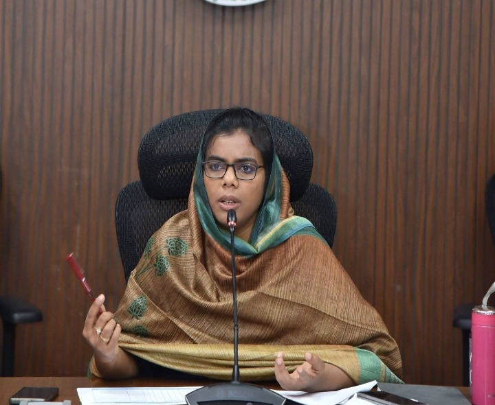 అక్షర ఆంధ్రాలో వంద శాతం ఉత్తీర్ణతే లక్ష్యం: కలెక్టర్