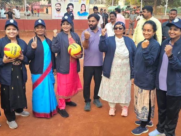 త్రో బాల్ పోటీలో ఎమ్మెల్యే పరిటాల సునీత జట్టు విజయం