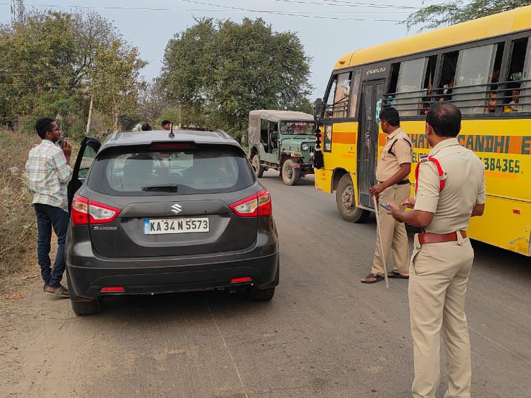 సరైన పత్రాలు లేని వాహనదారులకు పోలీసుల షాక్