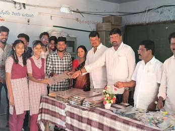 సాయి సేవా ట్రస్ట్ ఆధ్వర్యంలో పరీక్ష ప్యాడ్స్ పంపిణీ