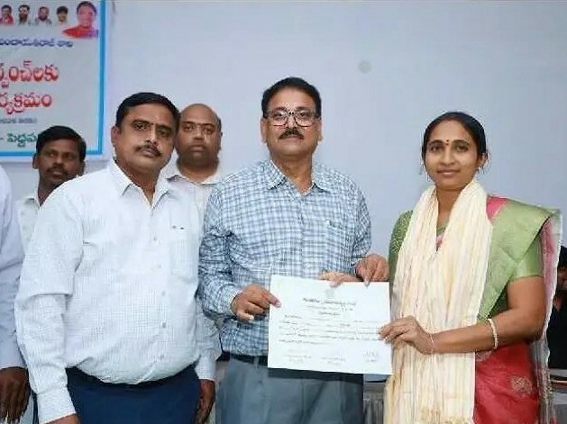 గ్రామ సర్పంచ్‌లకి ప్రశంసా పత్రం అందజేత