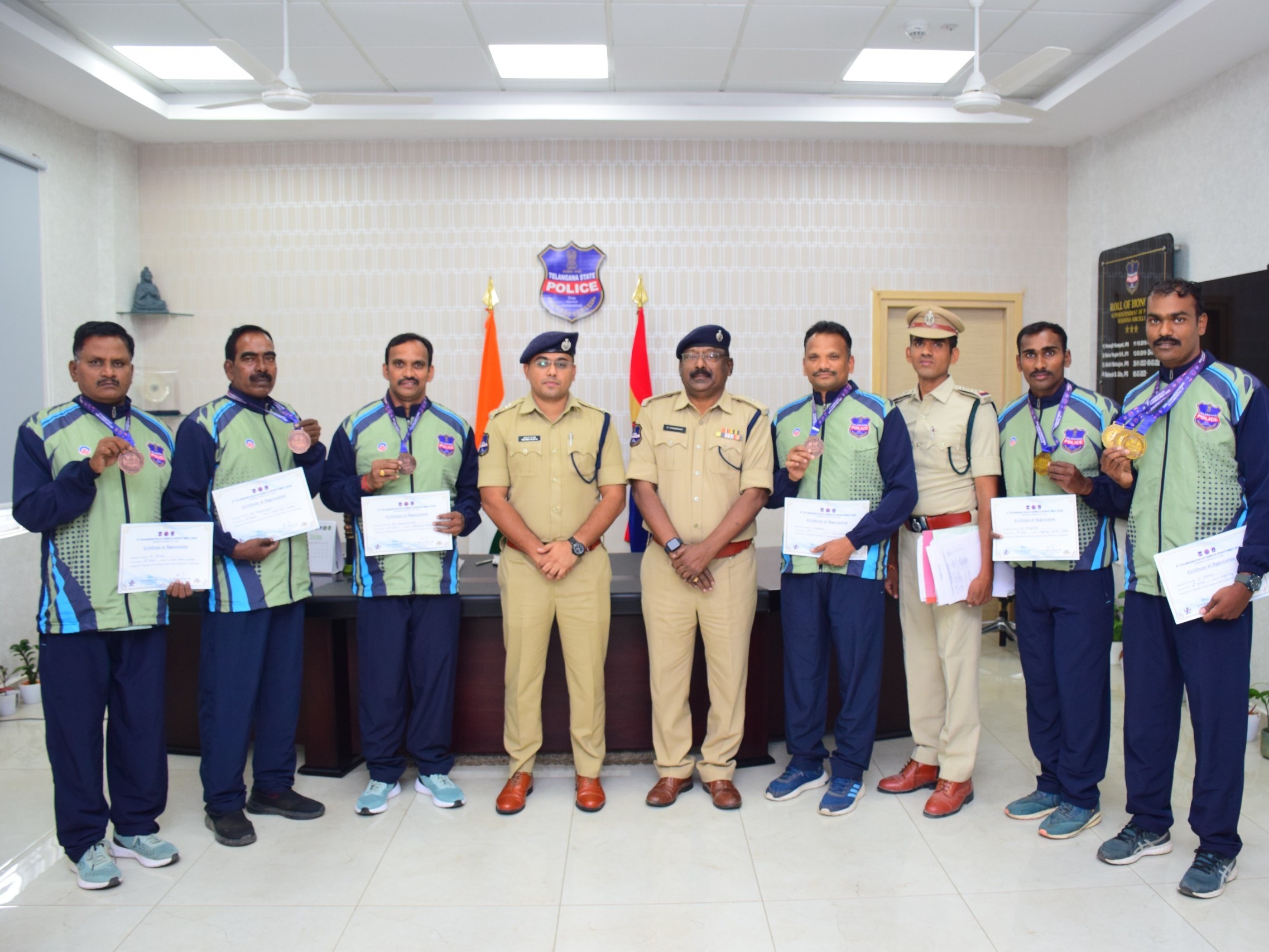 జిల్లా పోలీసులకు బంగారు పతకాలు