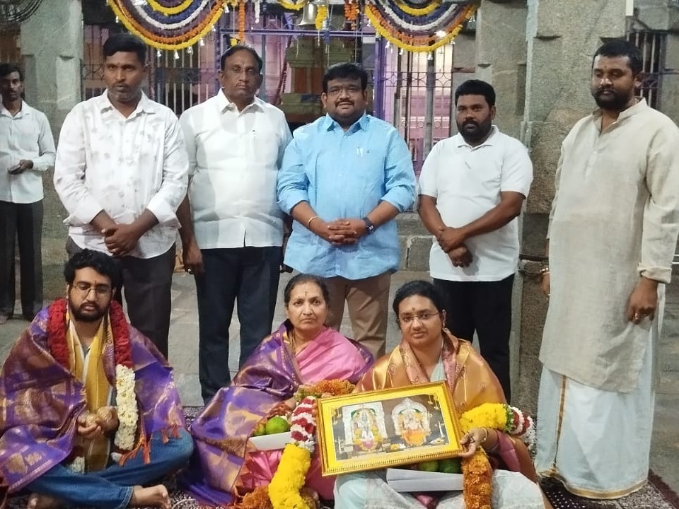 వీరభద్ర స్వామి దర్శించుకున్న సబ్ కలెక్టర్