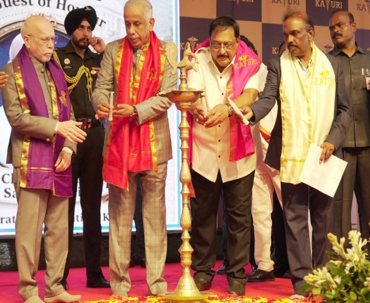 వైద్య విద్యార్థులకు పట్టాలు ప్రదానం చేసిన గవర్నర్