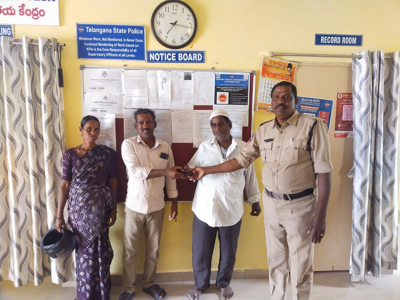 నిజాయితీని చాటిన భార్య భర్తలు