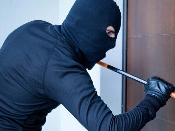 తాళం పగలగొట్టి ఆభరణాలు చోరీ