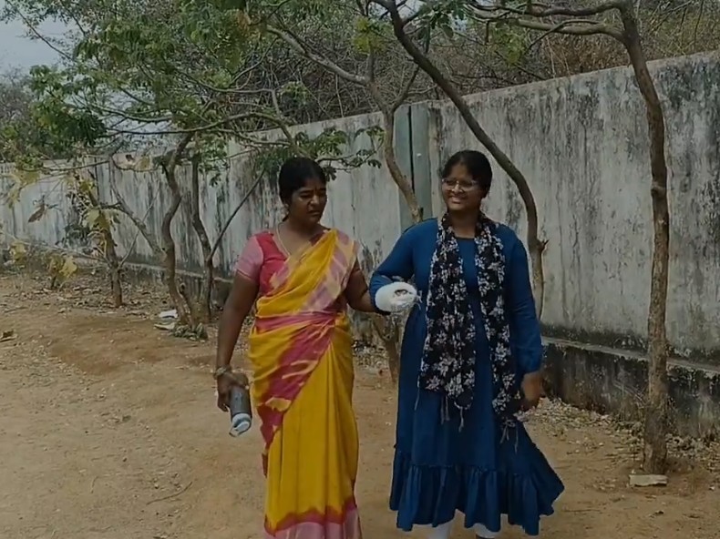 చేతివేళ్లు విరిగాయి.. అయిన పరీక్షకు..!