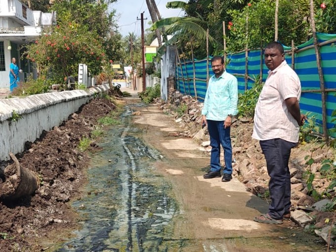 డ్రైనేజ్ సమస్యను పరిశీలించిన ఎంపీడీవో