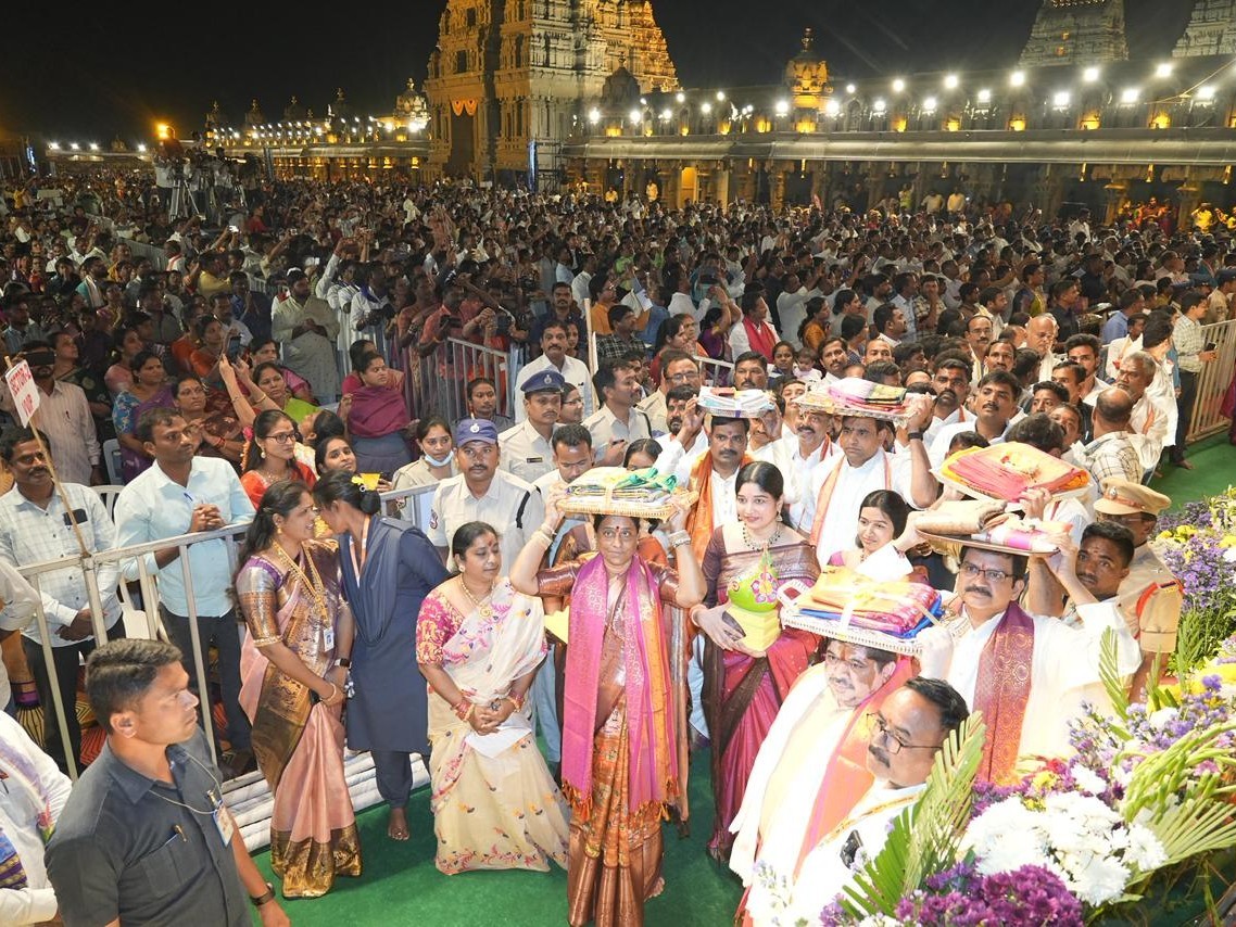 స్వామివారికి పట్టువస్త్రాలు సమర్పించిన మంత్రులు