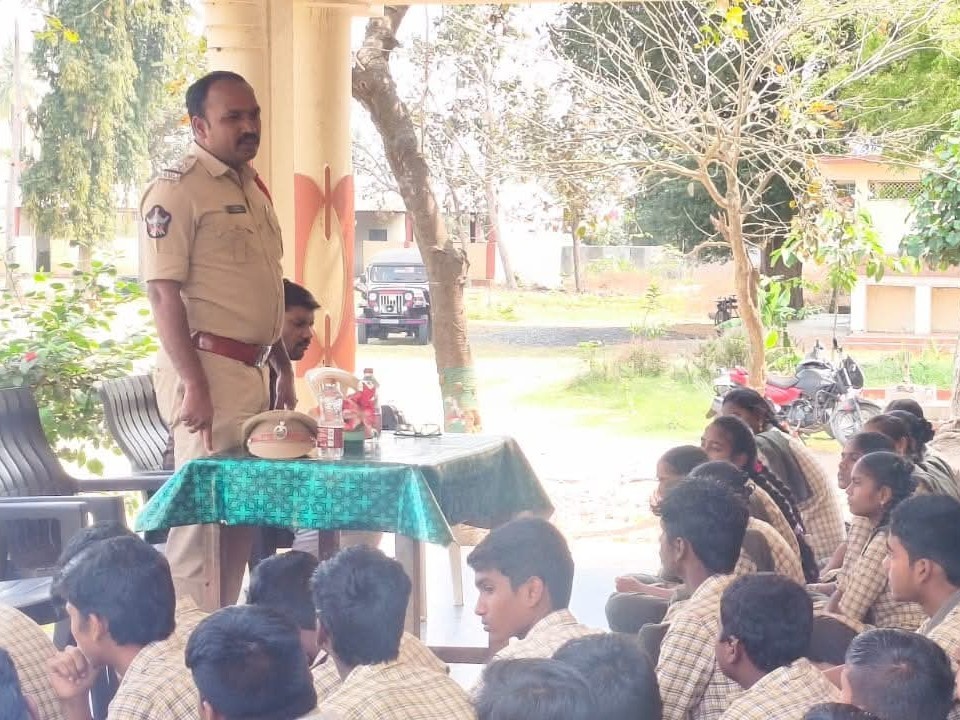 ఇందుపల్లిలో విద్యార్థులకు అవగాహన
