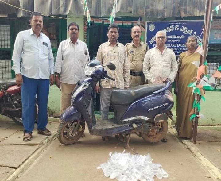 ఎక్సైజ్ అధికారుల దాడులు.. స్కూటీ సీజ్