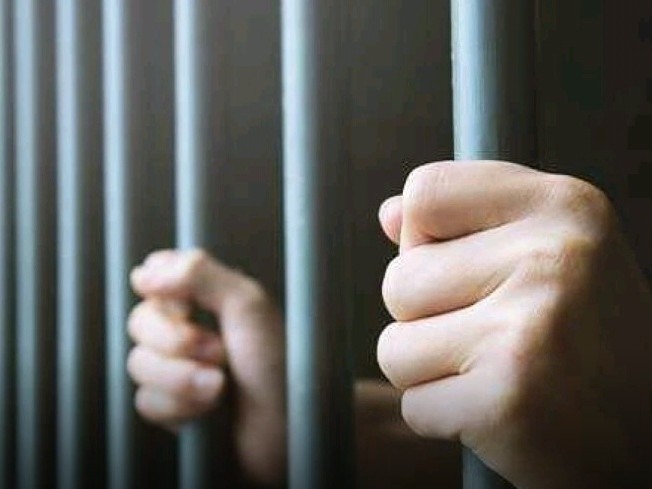 చెక్ బౌన్స్ కేసులో ఓ వ్యక్తికి ఏడాది జైలు శిక్ష