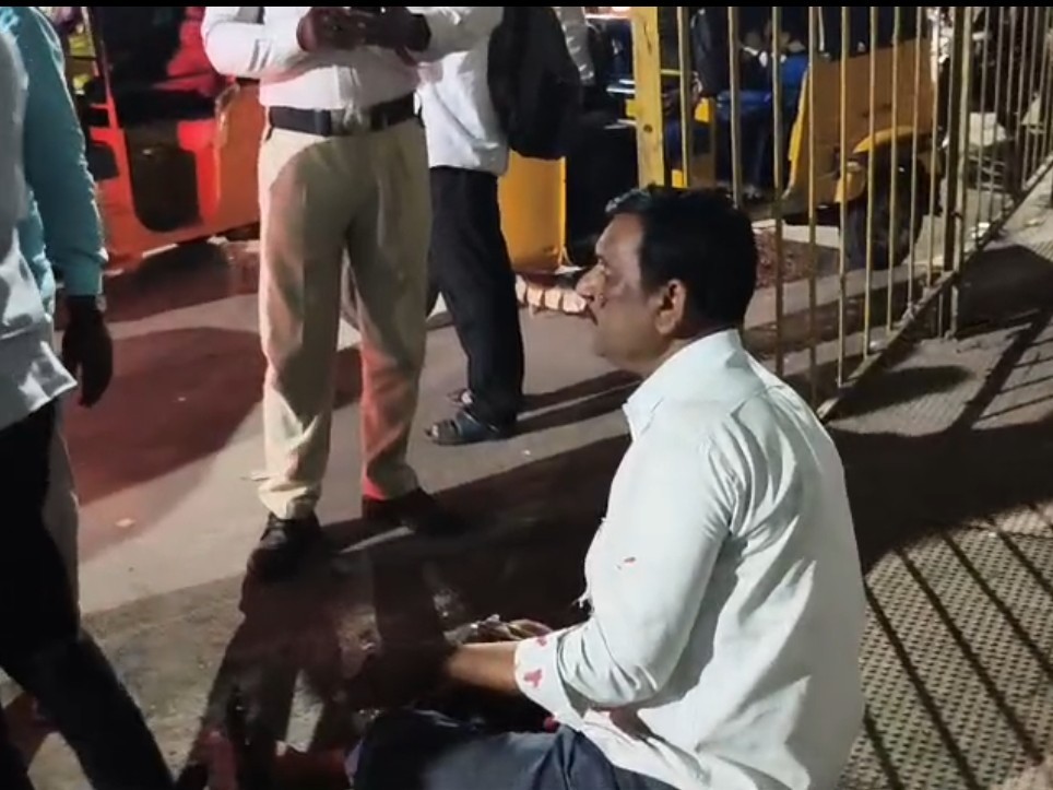 మద్యం తాగి నడిరోడ్డు పై వ్యక్తి హల్ చల్