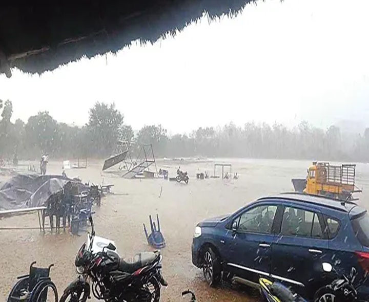 విశాఖలో ఈదురుగాలుల బీభత్సం