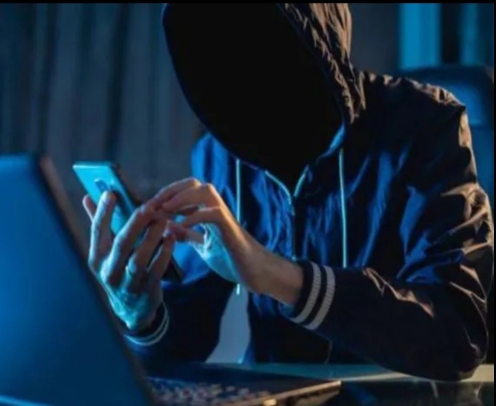 సెల్‌ఫోన్  దొంగిలించి రూ.3.18 లక్షలు కాజేశారు.!