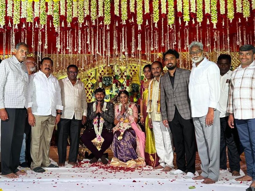 వధూవరులను ఆశీర్వదించిన మాజీ ఎమ్మెల్యే