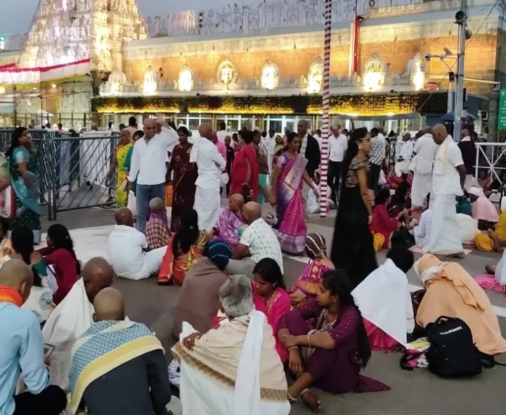 తిరుమలలో పెరిగిన భక్తుల రద్దీ
