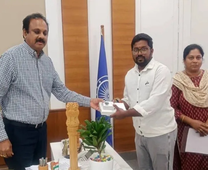 ఎస్సీ సివిల్స్ అభ్యర్థులకు ట్యాబ్‌లు అందజేత