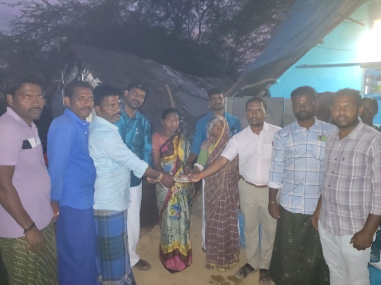 మానవత్వం చాటుకున్న మిత్రులు