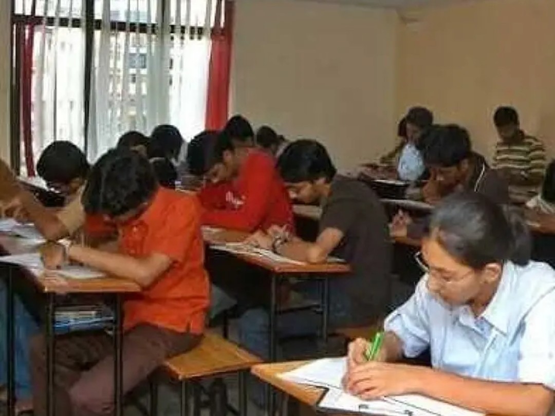 పరీక్షా కేంద్రాల వద్ద ఇవి బంద్