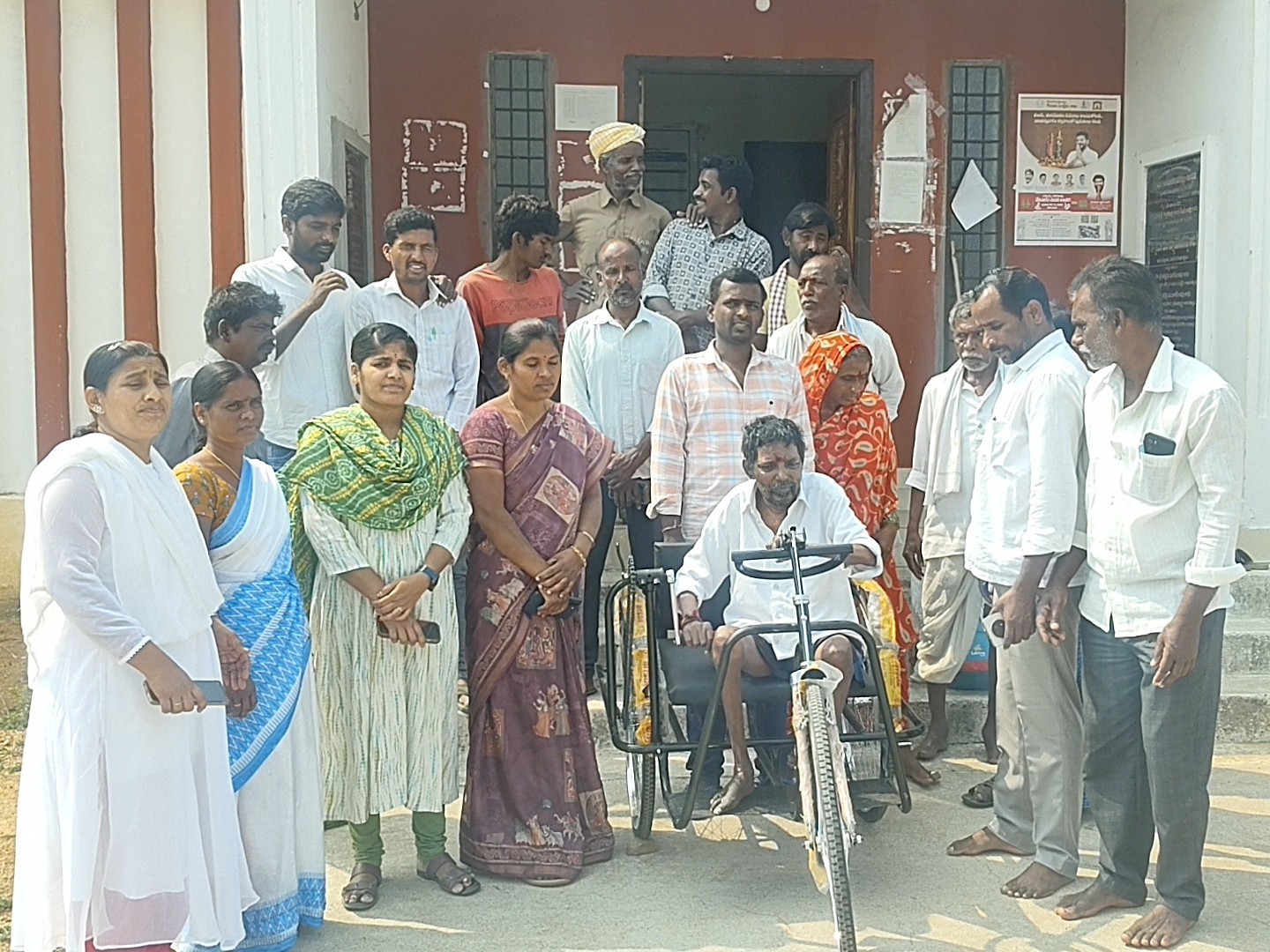 దివ్యాంగుడికి ట్రై సైకిల్ అందించిన సర్పంచ్