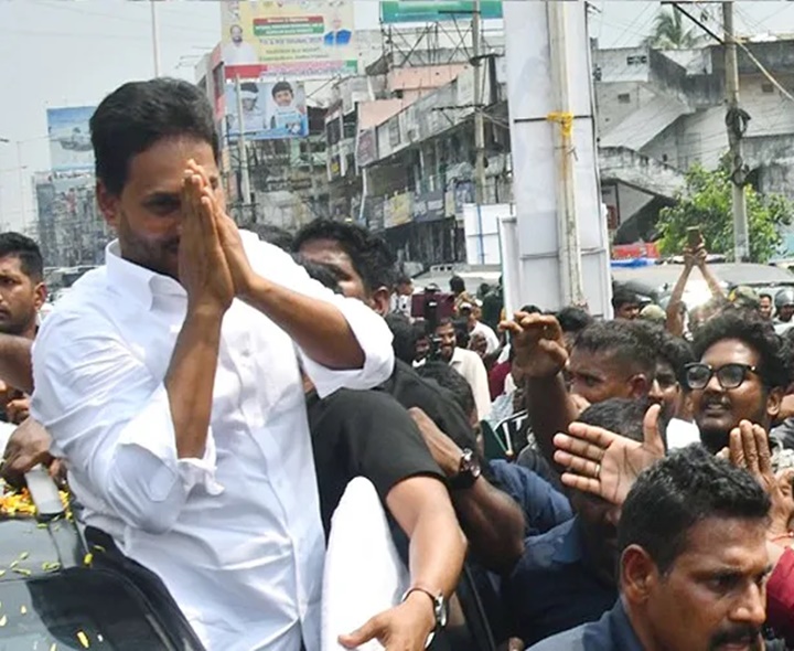 నెల్లూరుకు చేరుకున్న జగన్