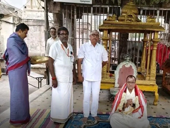 మహానందీశ్వరుని సన్నిధిలో ప్రముఖుల పూజలు