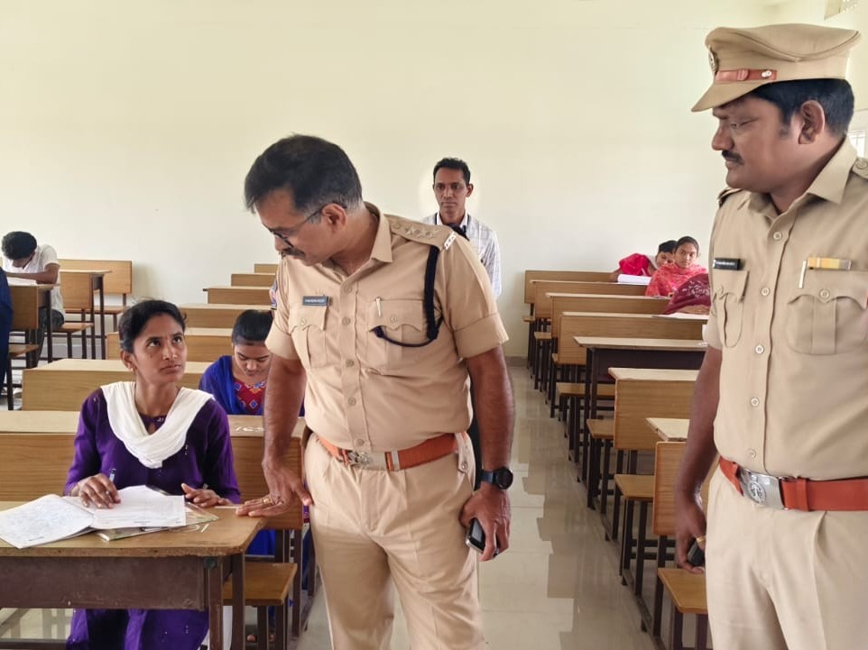 విద్యార్థులకు వసతులు కల్పించాలి: డీఎస్పి