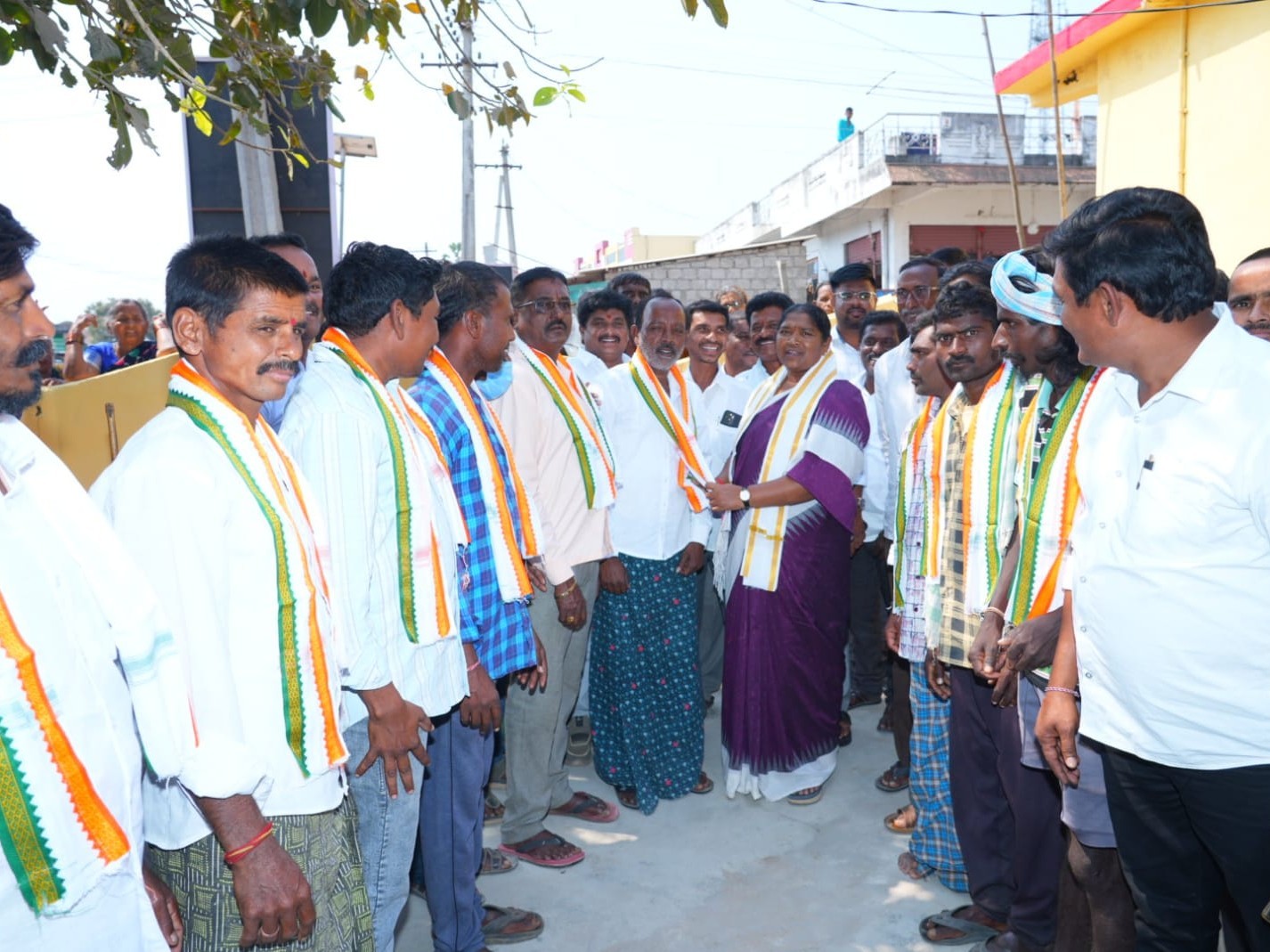 మంత్రి సీతక్క సమక్షంలో కాంగ్రెస్ పార్టీలో చేరికలు..