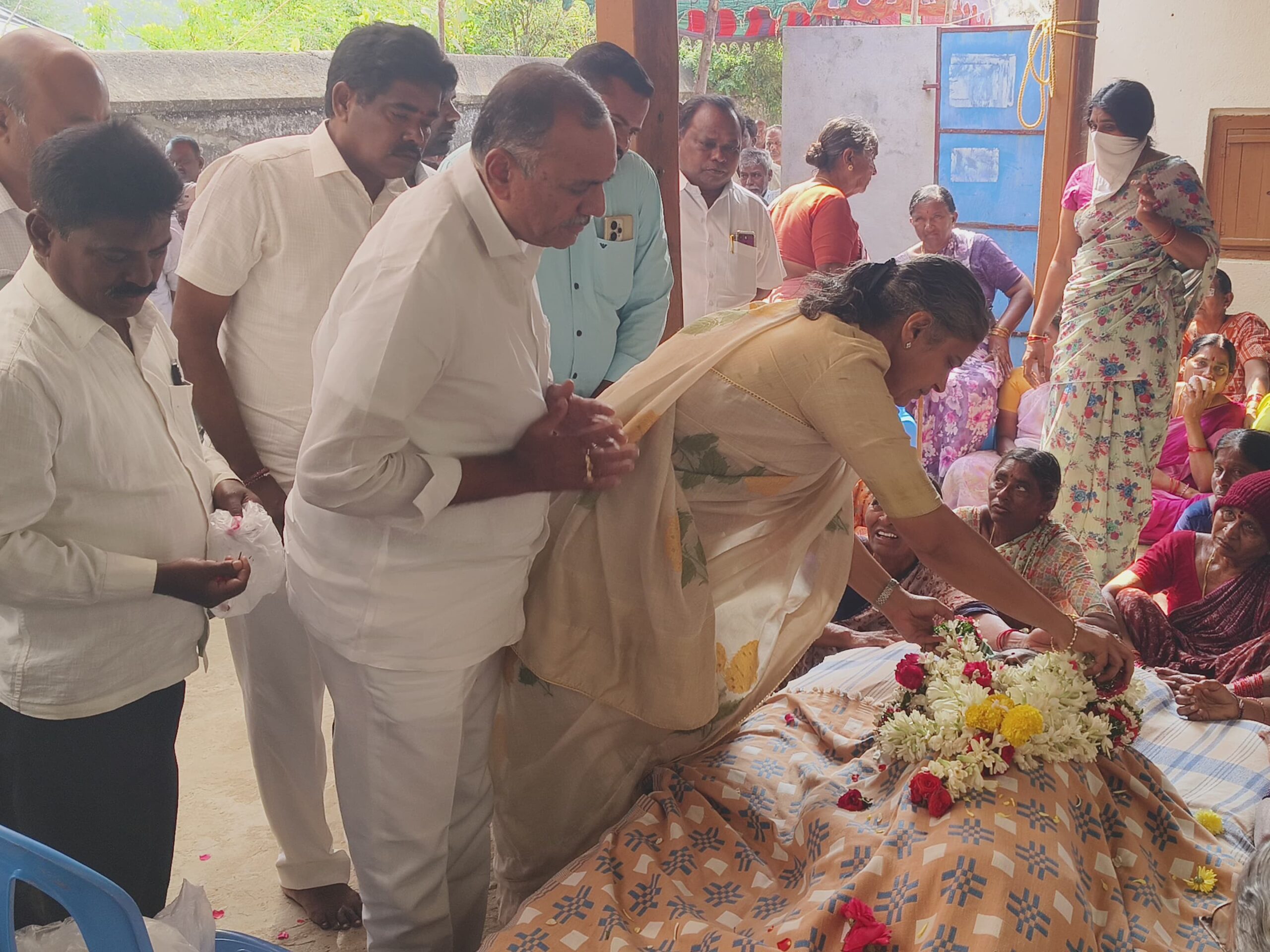 బాధిత కుటుంబాన్ని పరామర్శించిన..మాజీ MLA