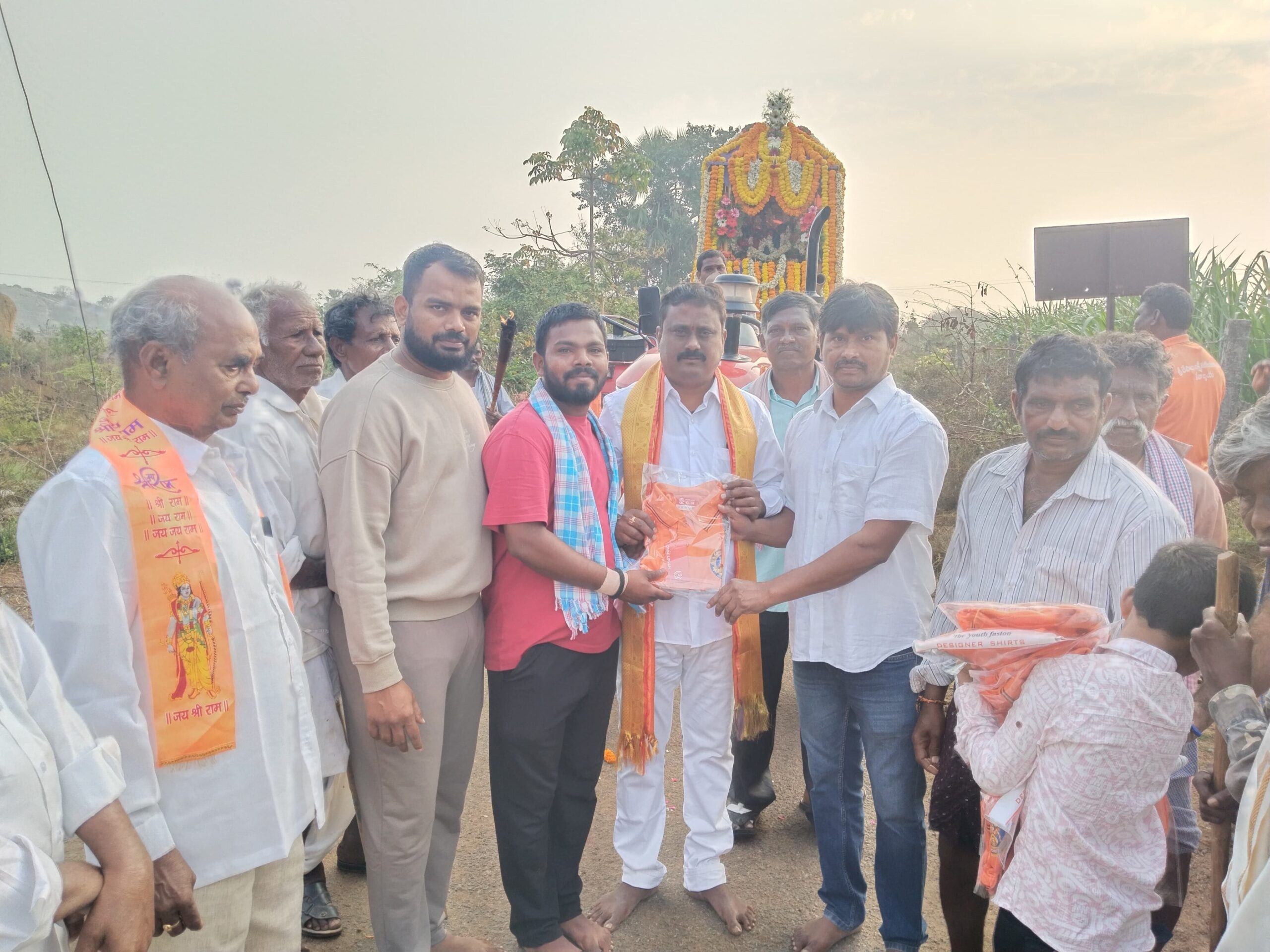 స్వామివారి సేవకులకు టీషర్ట్స్ పంపిణీ