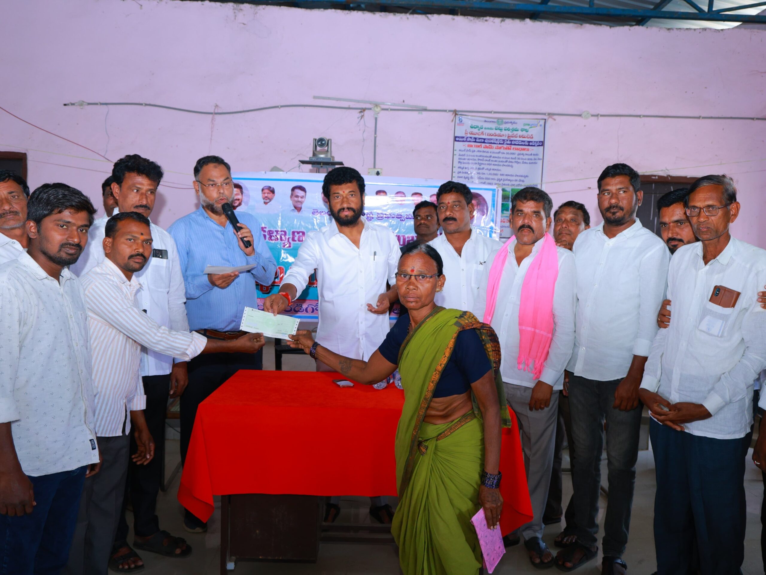 కళ్యాణ లక్ష్మీ చెక్కులు పంపిణీ చేసిన ఎమ్మెల్యే