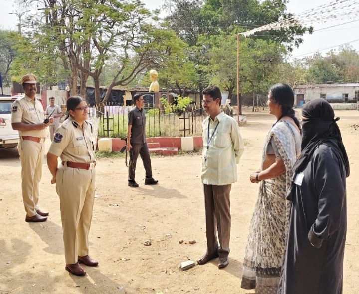 పరీక్షా కేంద్రాల బందోబస్తును పరిశీలించిన జిల్లా ఎస్పీ
