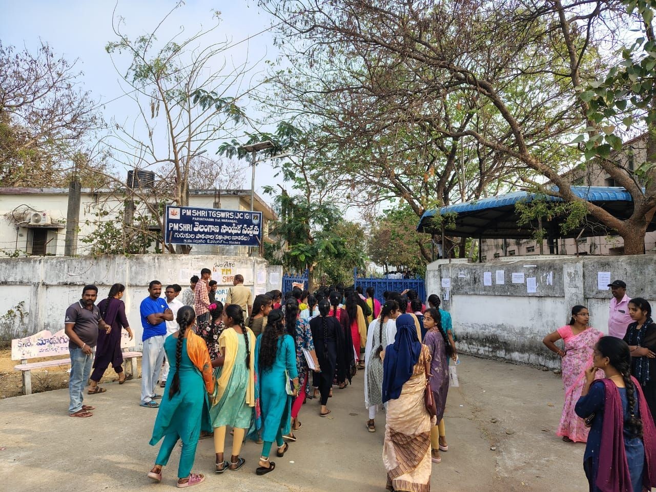 పరీక్షలో ముగ్గురు విద్యార్థులు డిబార్