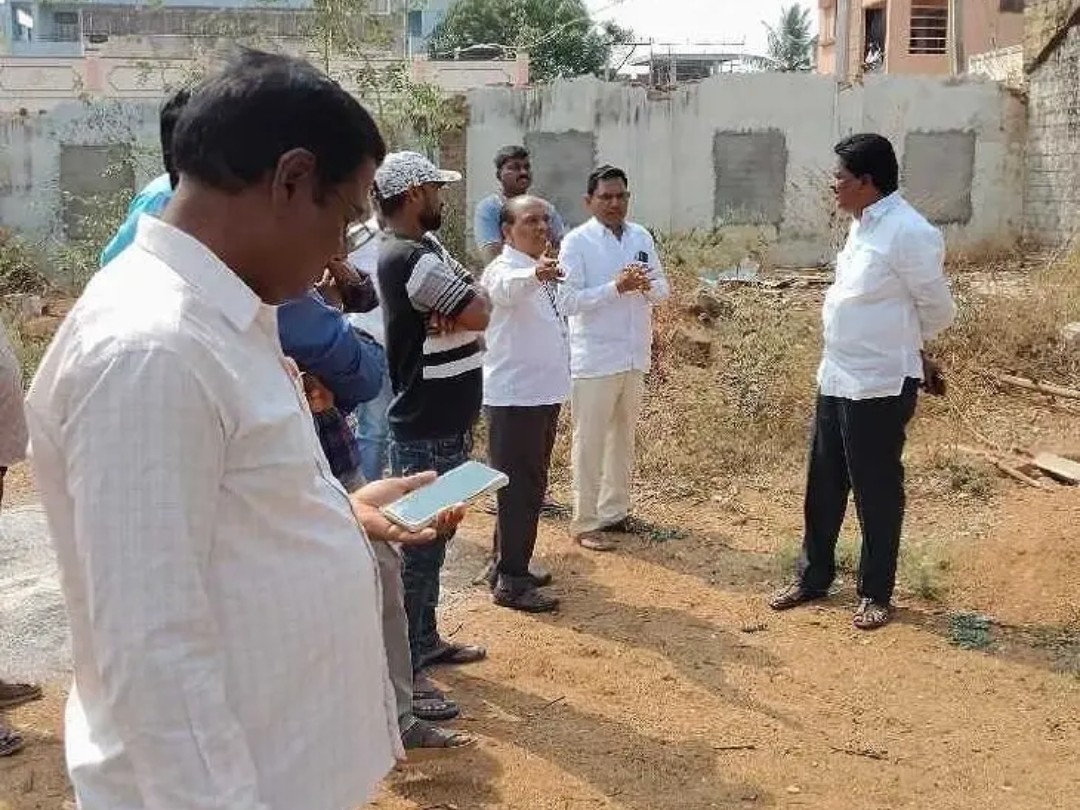 లైబ్రరీ ఏర్పాటు స్థలాన్ని పరిశీలించిన నాయకులు