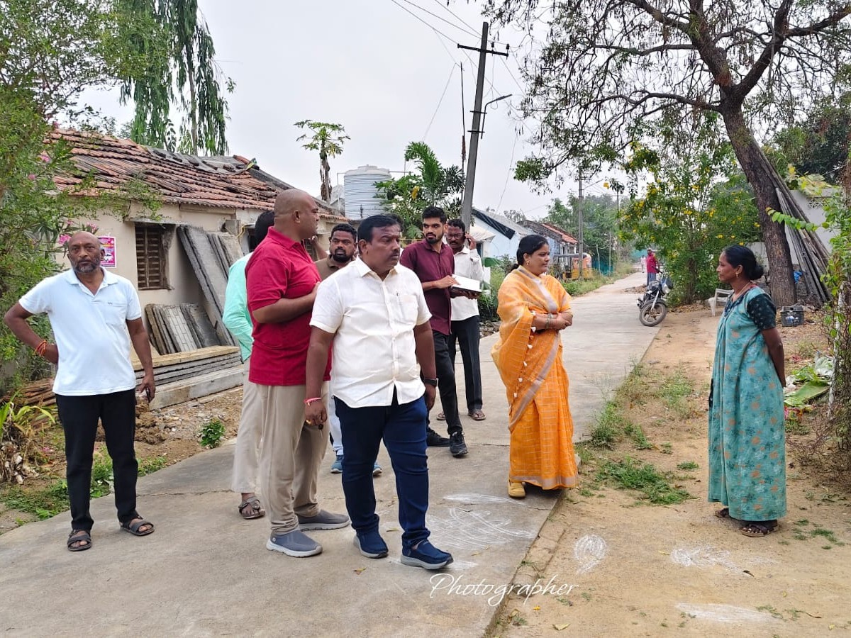 కౌన్సిలర్లతో కలిసి వార్డులు పర్యటించిన ఛైర్మన్