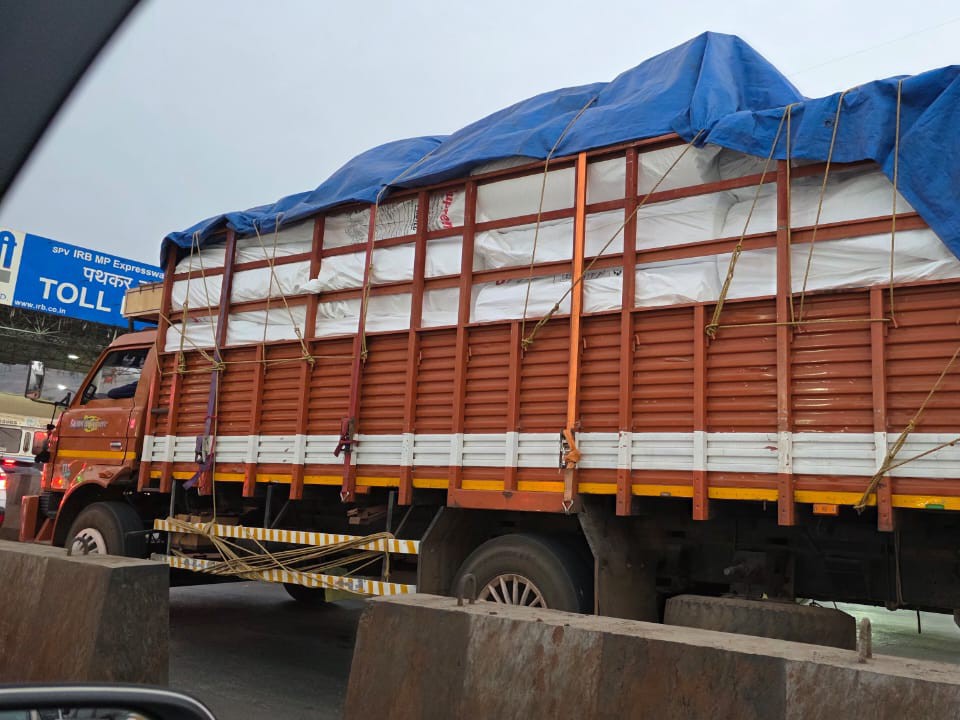 మేడ్చల్ చెక్‌పోస్ట్ యూ-టర్న్ వద్ద వాహనం బ్రేక్ డౌన్