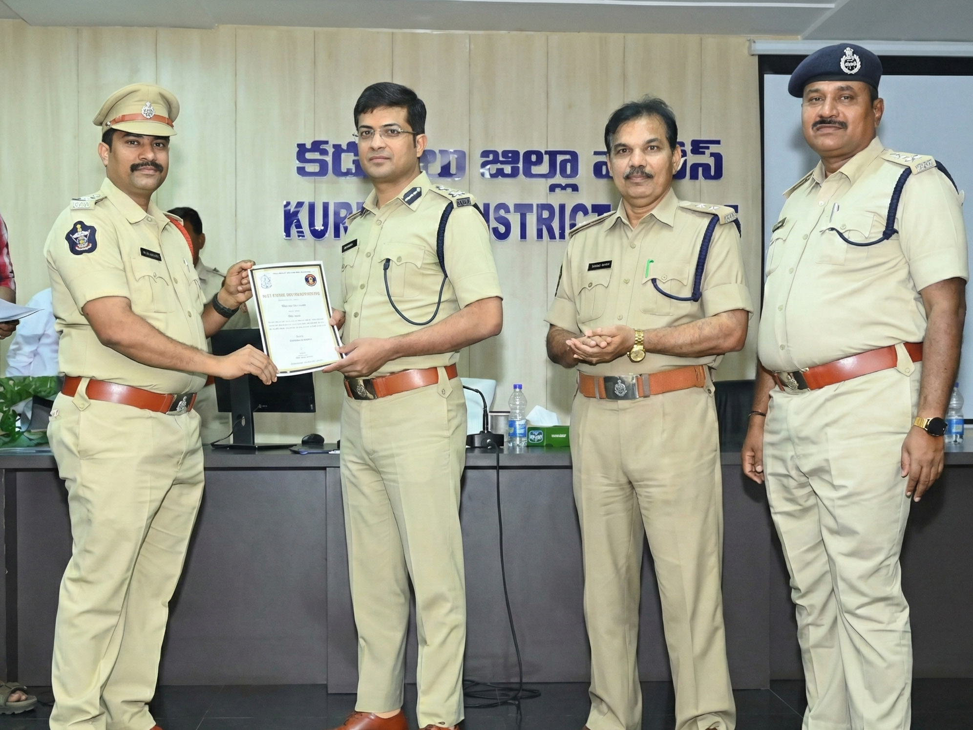 ఎస్సై విజయ్‌ను అభినదించిన జిల్లా ఎస్పీ