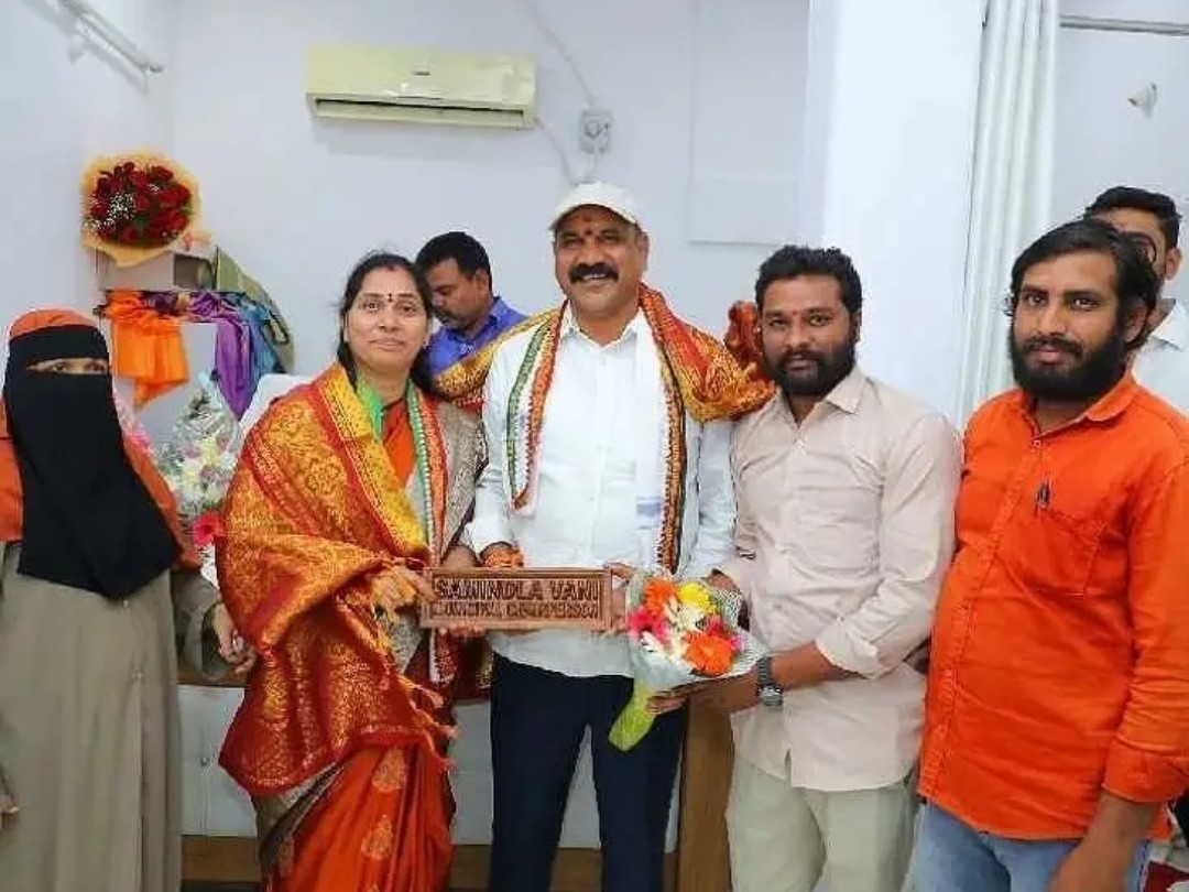 మున్సిపల్ ఛైర్ పర్సన్‌కు నేమ్ ప్లేట్ కానుక